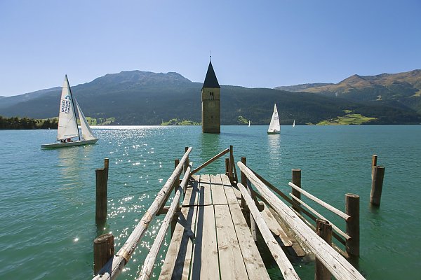 Segeln am Reschensee rund um den Kirchturm im Wasser Segeln am Reschensee rund um den Kirchturm im Wasser