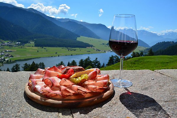 Südtiroler Marende mit herrlichem Ausblick auf den Haidersee Südtiroler Marende mit herrlichem Ausblick auf den Haidersee