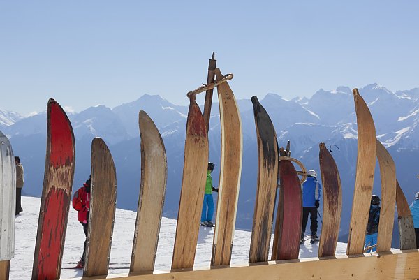 Skifahren mit alten Skiern Vinschgau Skiarena