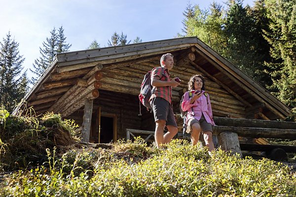 Wanderwege vorbei an Almhütten im Vinschgau