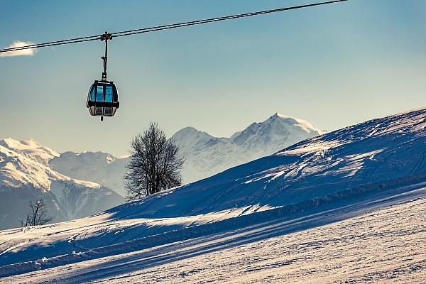 Malga di San Valentino in inverno con vista sul Ortles Malga di San Valentino in inverno con vista sul Ortles