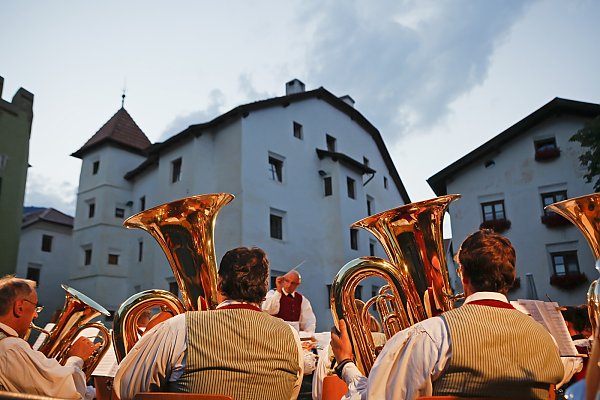 Traditionaelle Blechblasmusik in der Stadt Glurns Traditionaelle Blechblasmusik in der Stadt Glurns