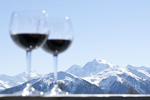 Bei einem Glas Wein die einzigartige Berglandschaft geniessen Bei einem Glas Wein die einzigartige Berglandschaft geniessen
